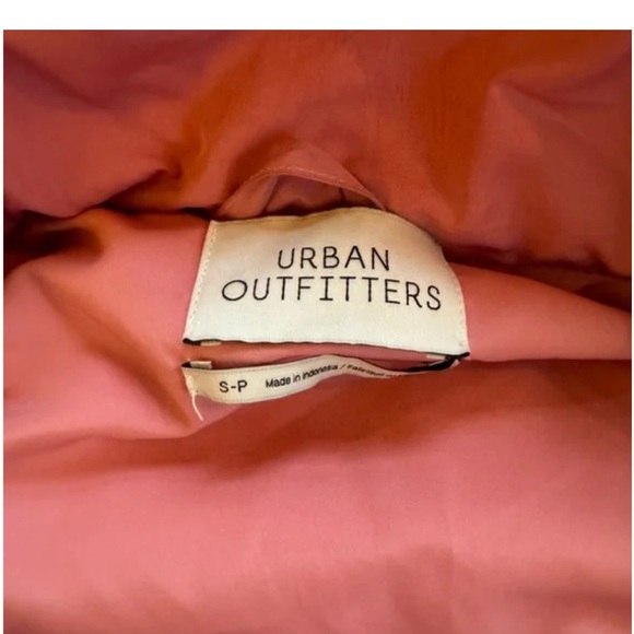 Urban Outfitters Pink Puffer Vest - Picture 4 of 5